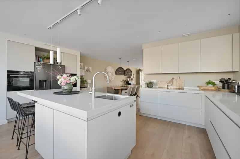 Riant Wonen Hoek van Holland 6 slaapkamers moderne keuken