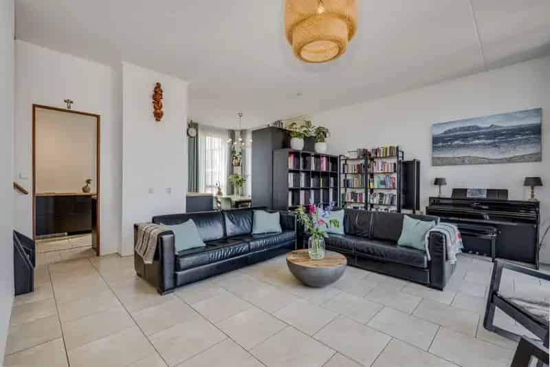 Huis te Koop Morgenweide: Ruim Hoekhuis met Praktijkruimte en Jacuzzi