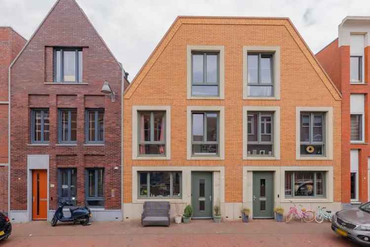 Huis te koop IJmuiden: Ruime 5 slaapkamer woning met parkeerplaats
