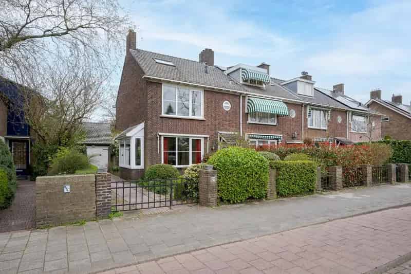 Ruime 6-kamer Hoekwoning met Garage en Grote Tuin