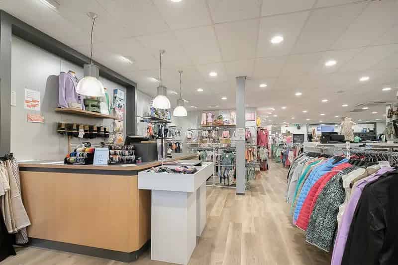 Winkelruimte met bovenwoning te koop in Hulst