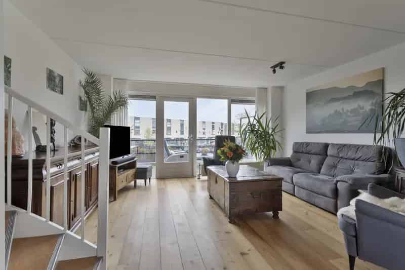 Familievriendelijk huis nabij speeltuin en station