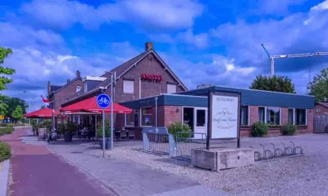 Café Restaurant De Graaf van Horne te Horn: Ruim Horecapand met Terras en B&B Potentie