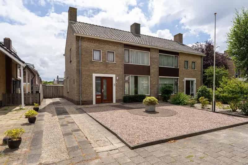 Huis te koop Raamsdonksveer: 4 slaapkamers, diepe tuin, eigen oprit