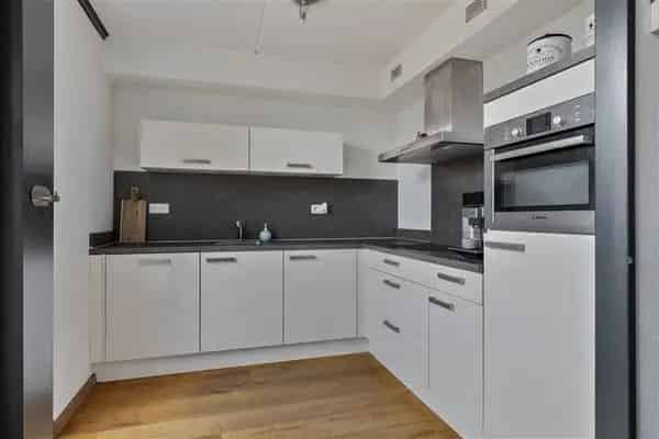 Goed Onderhouden Tweekapper met 4 Slaapkamers en Garage