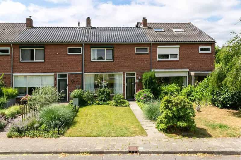 Huis te koop Rheden: Uitgebouwde woning met 3 slaapkamers, tuin en garage