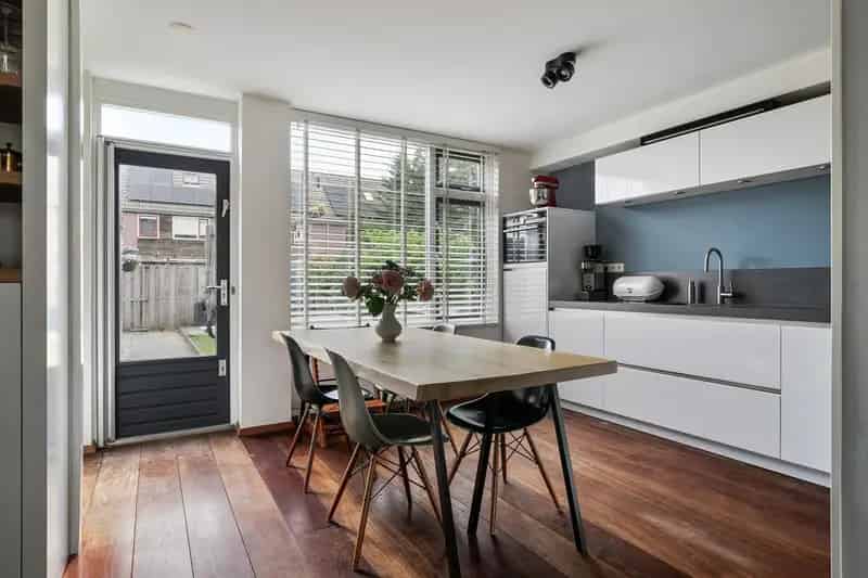 Huis te koop Bergschenhoek: Ruime 5-kamer woning met tuin