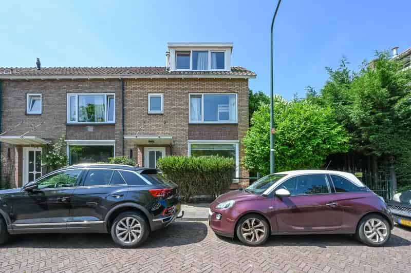 Hoekwoning met garage en diepe tuin nabij park