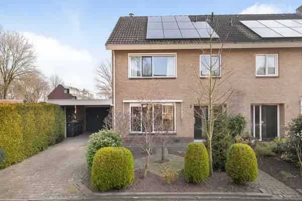 Ruime helft van dubbel woonhuis te koop in de Hartkamp
