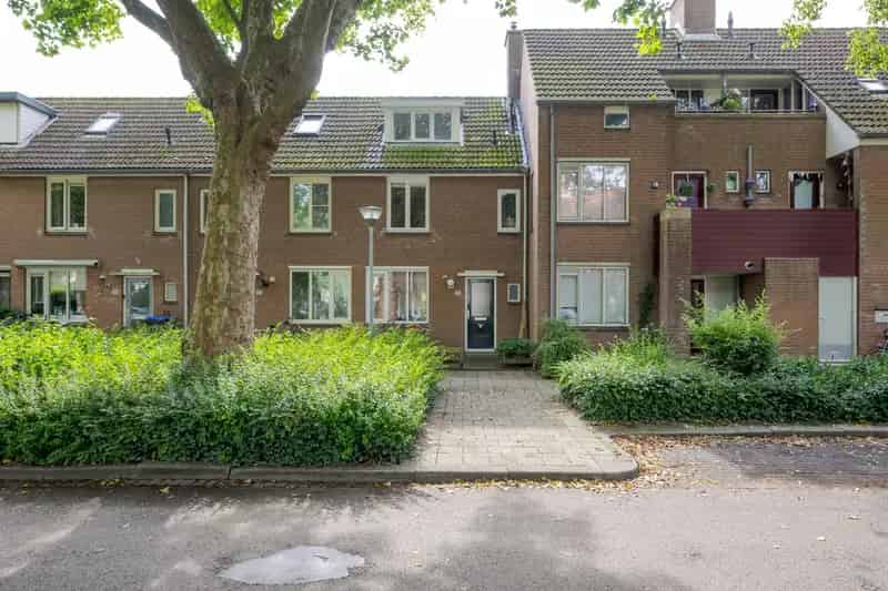Vierkamer Tussenwoning te Voorschoten in de Feministenwijk