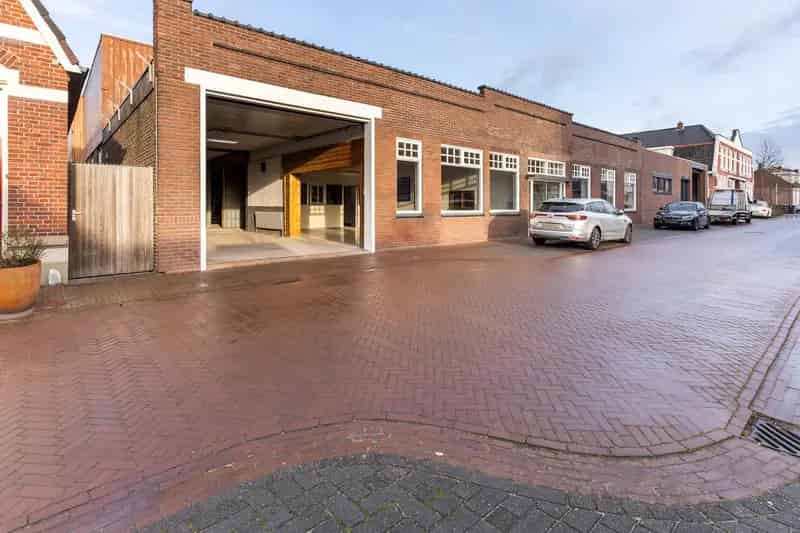 Bedrijfshal Enschede te koop: Ruim pand met twee units