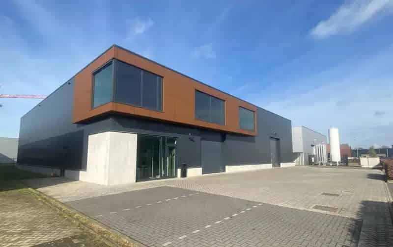 Bedrijfspand te Huur Nederweert  120m2 Kantoor 500m2 Bedrijfsruimte