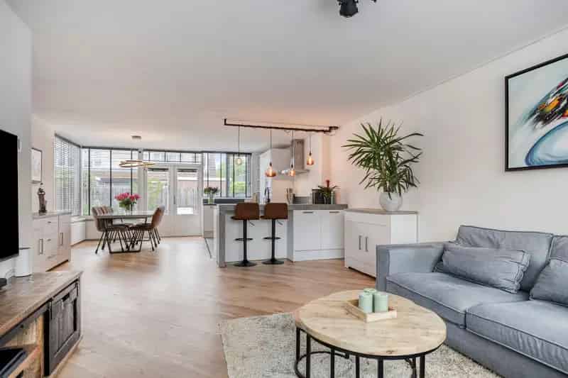 Huis te koop Hoofddorp: Ruime knikwoning met 3 slaapkamers en kantoor