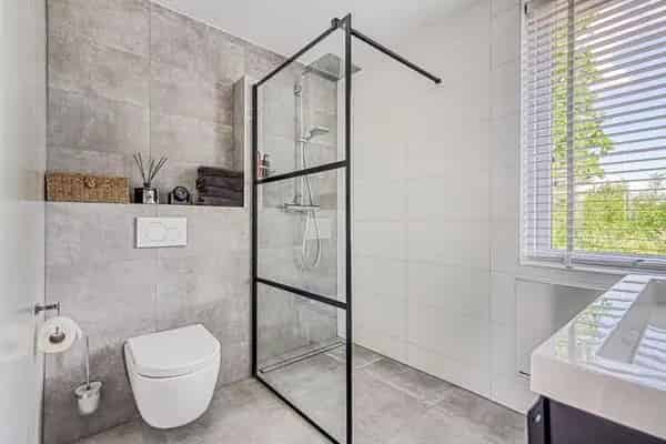 Gezinswoning Tolberg 4 slaapkamers moderne badkamer tuin garage zonnepanelen