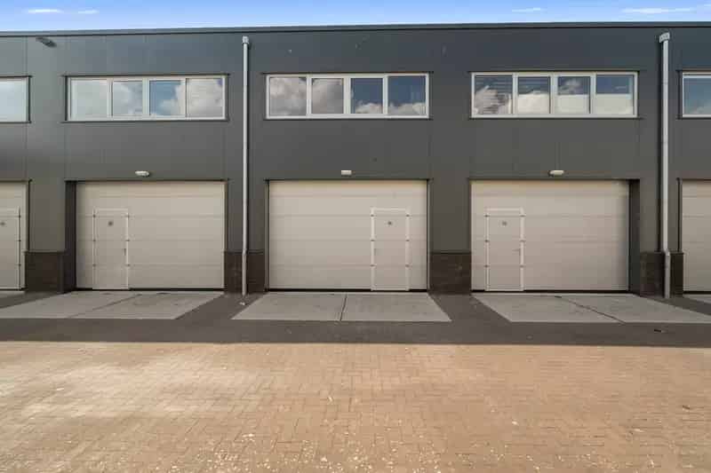 Bedrijfshal te koop Den Helder: ideale combinatie werkplaats en kantoor