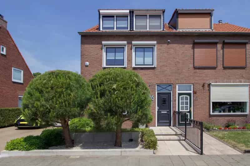 Trompstraat 16: Ruime gezinswoning met 4 slaapkamers, tuin en veranda