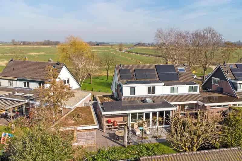 Huis te koop Baarn: Ruime helft van dubbel met tuin, berging en laadpalen