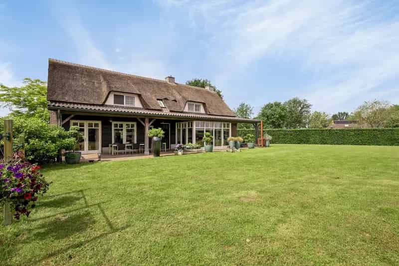 Hippische Accommodatie Nuenen: Boerderij met Stallen en Pistes