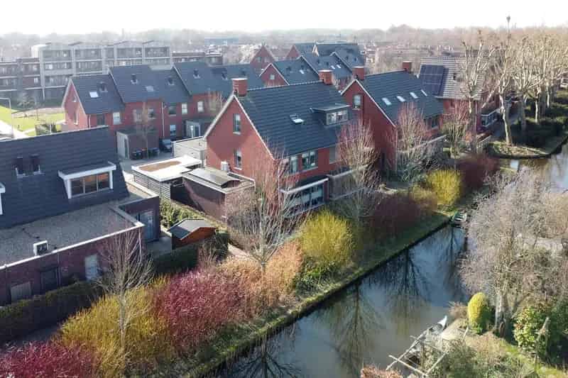 Moderne 5 Slaapkamers 2 Onder 1 Kapwoning met 20 Zonnepanelen