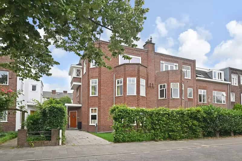 Herenhuis Voorburg 7 slaapkamers 2 badkamers grote tuin