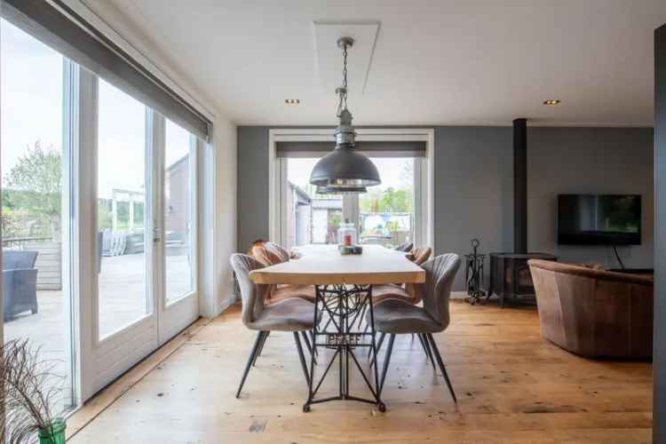 Gerenoveerde Tweekapper met Royale Tuin en Bijgebouw