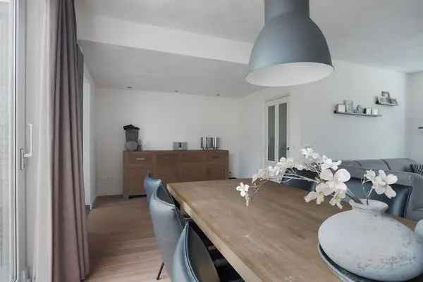 Gerenoveerde Middenwoning met Garage en Tuin