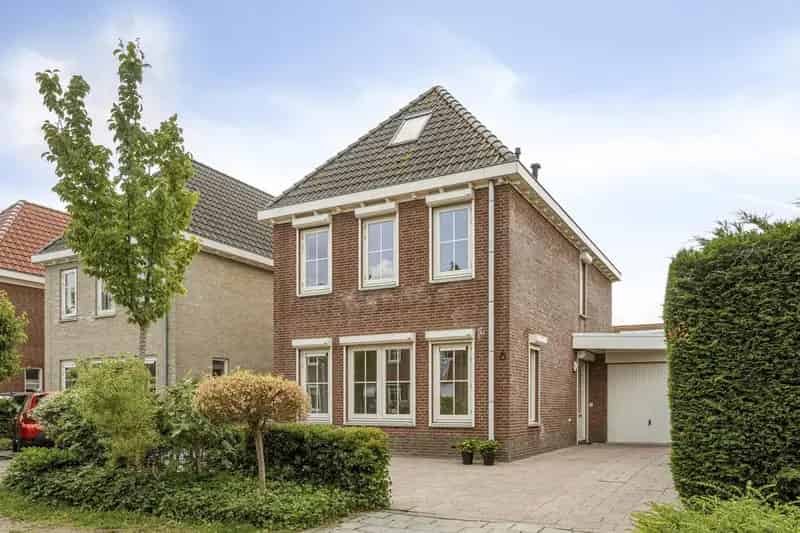 Huis Te Koop , 6, Van Overveststraat, Oud-Vossemeer, Zeeland