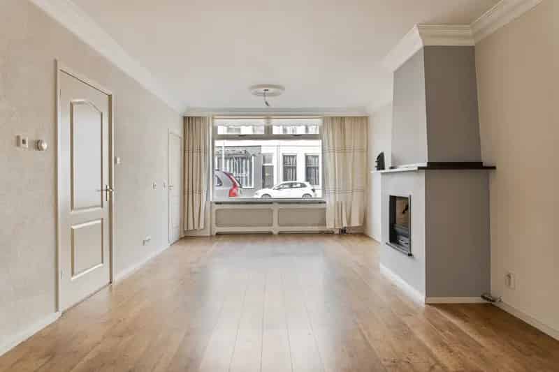 Ruime woning met serre bijgebouw en garage Breda