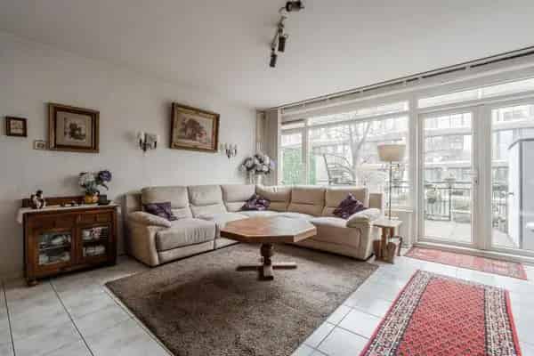 Royale 3 Laagse Galerijwoning Amsterdam Nieuw West te Moderniseren