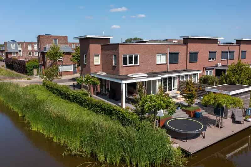 Gezinshuis aan het water te Assendelft 4 slaapkamers 16 zonnepanelen Energielabel A+