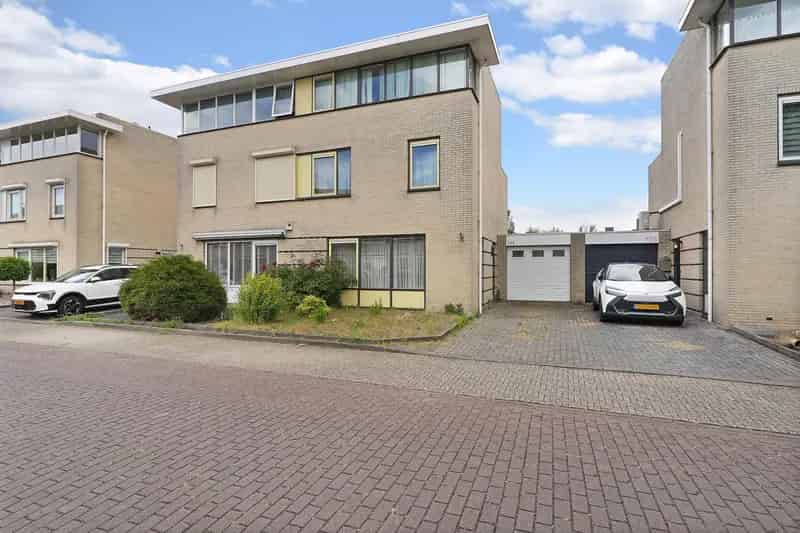 Zeer Royale 2-onder-1-Kapwoning met 4 Slaapkamers en Ruime Tuin