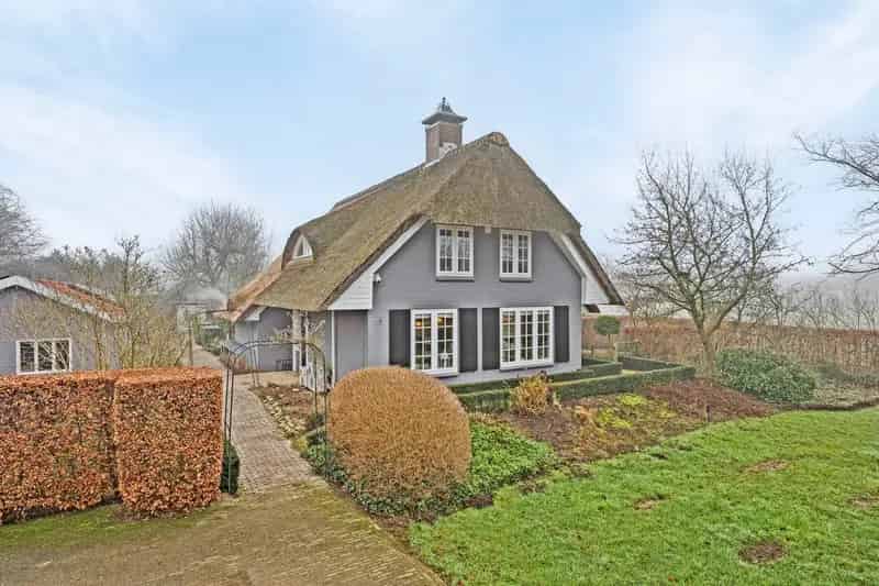 Landhuis met Bijgebouwen en Zwembad te Koop