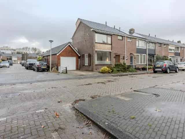 Hoekwoning Spijkenisse: 4 slaapkamers, garage en tuin