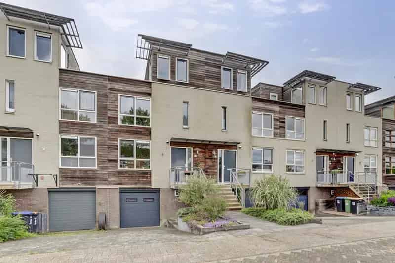 Drive-in woning 4 slaapkamers nabij bos en water