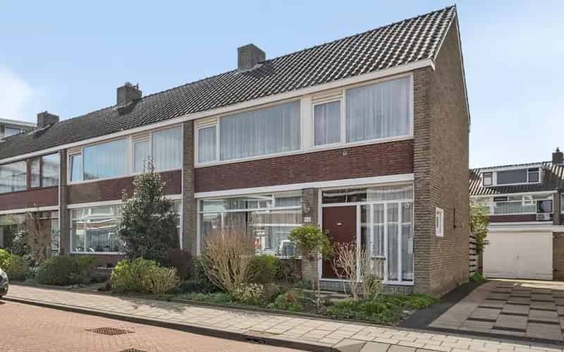 Ruime 6-Kamer Hoekwoning met Garage en 3 Park.plaatsen