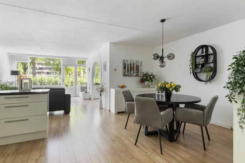 Ruim Appartement met Tuin aan het Water Nabij Park en Zwembad