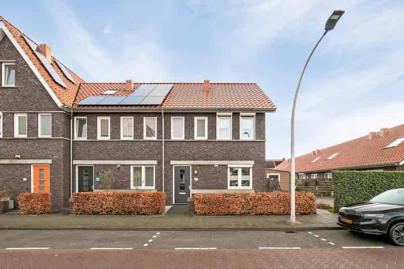 Huis Te Koop , 33, Julianastraat, Strijen, Zuid-Holland