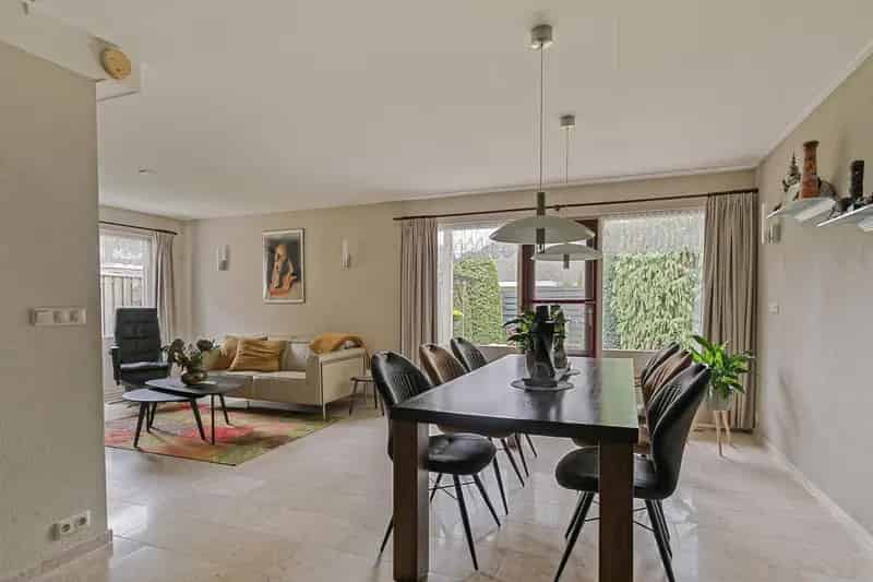 Semi-bungalow Valburg: Ruime woning met garage en tuin