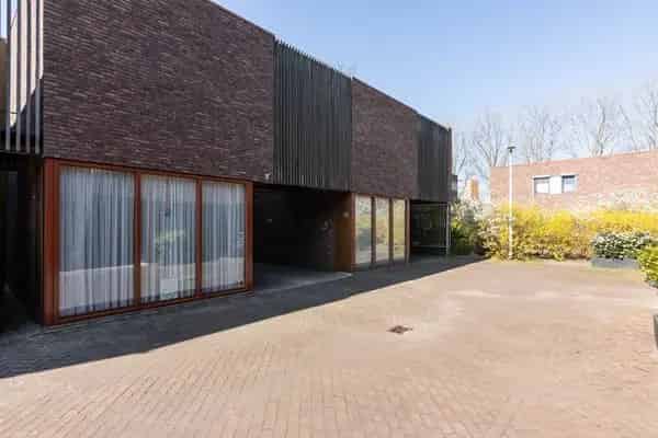 Ruime 4 Slaapkamers Twee Laagse Woning Hoogvliet Nabij Park