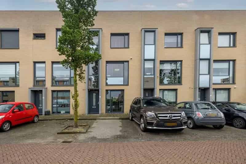 Luxe Instapklare Woning 4 Slaapkamers 2 Badkamers Dakterras Rotterdam