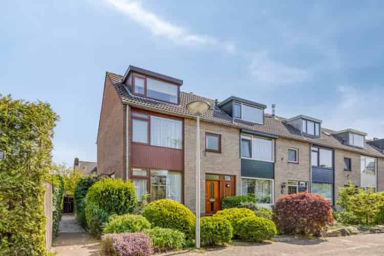 Huis te koop Pijnacker 4 slaapkamers diepe tuin modernisering