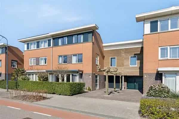 Ruime Geschakelde Tweekapper met Garage en Tuin aan het Water