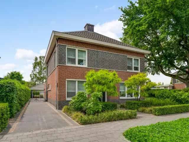 Statig Wonen in Vrakker West: Moderne Villa met Grote Tuin en Garage