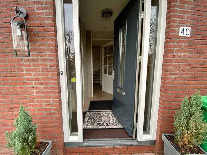 Ruime jaren 30 tweekapper 4 slaapkamers serre tuin aan het water