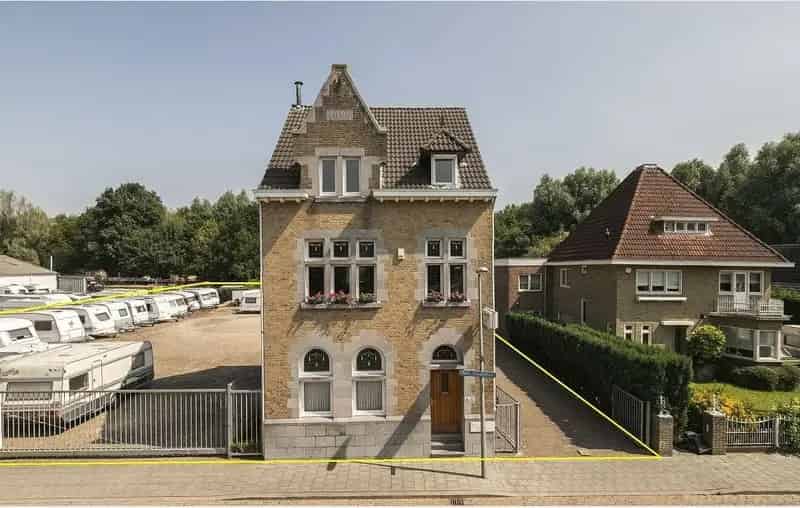 Bedrijfshal Hoensbroek Ruime woning met garage hobbyruimte