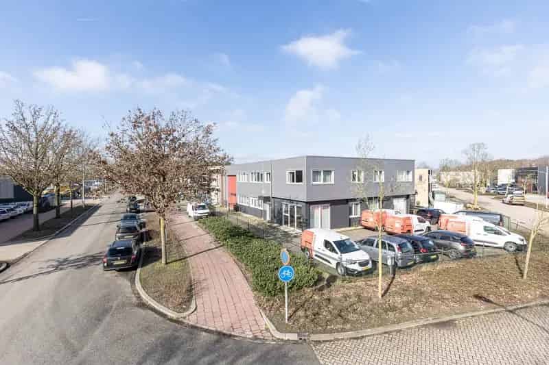 Bedrijfshal te Huur Best 930m2 Kantoor en Bedrijfsruimte