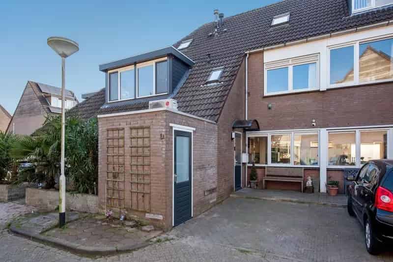 7-kamer woning Zoetermeer: Ruime gezinswoning met serre en tuin