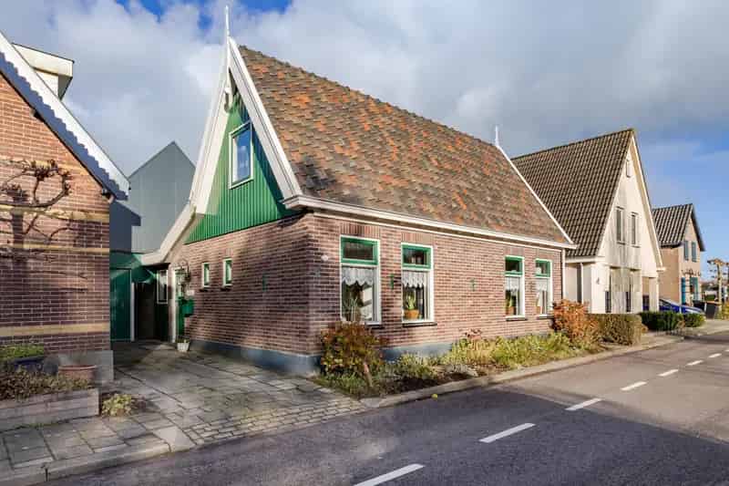 Vrijstaande woning aan vaarwater met weids uitzicht