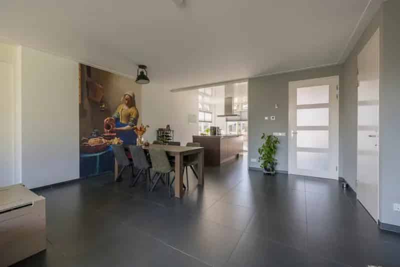 Moderne helft van dubbel woonhuis met 4 slaapkamers te koop