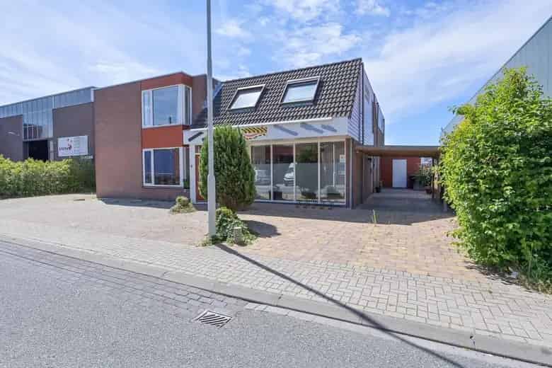 405m2 Kantoorruimte met Appartement te Koop Assendelft